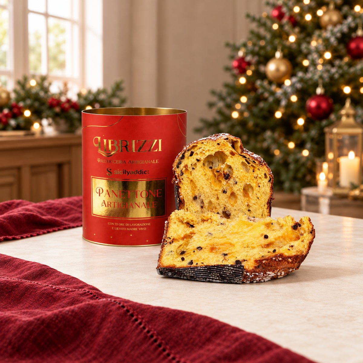 Panettone albicocca e cioccolato Librizzi Deluxe di SicilyAddict, tagliato con fetta e confezione rossa