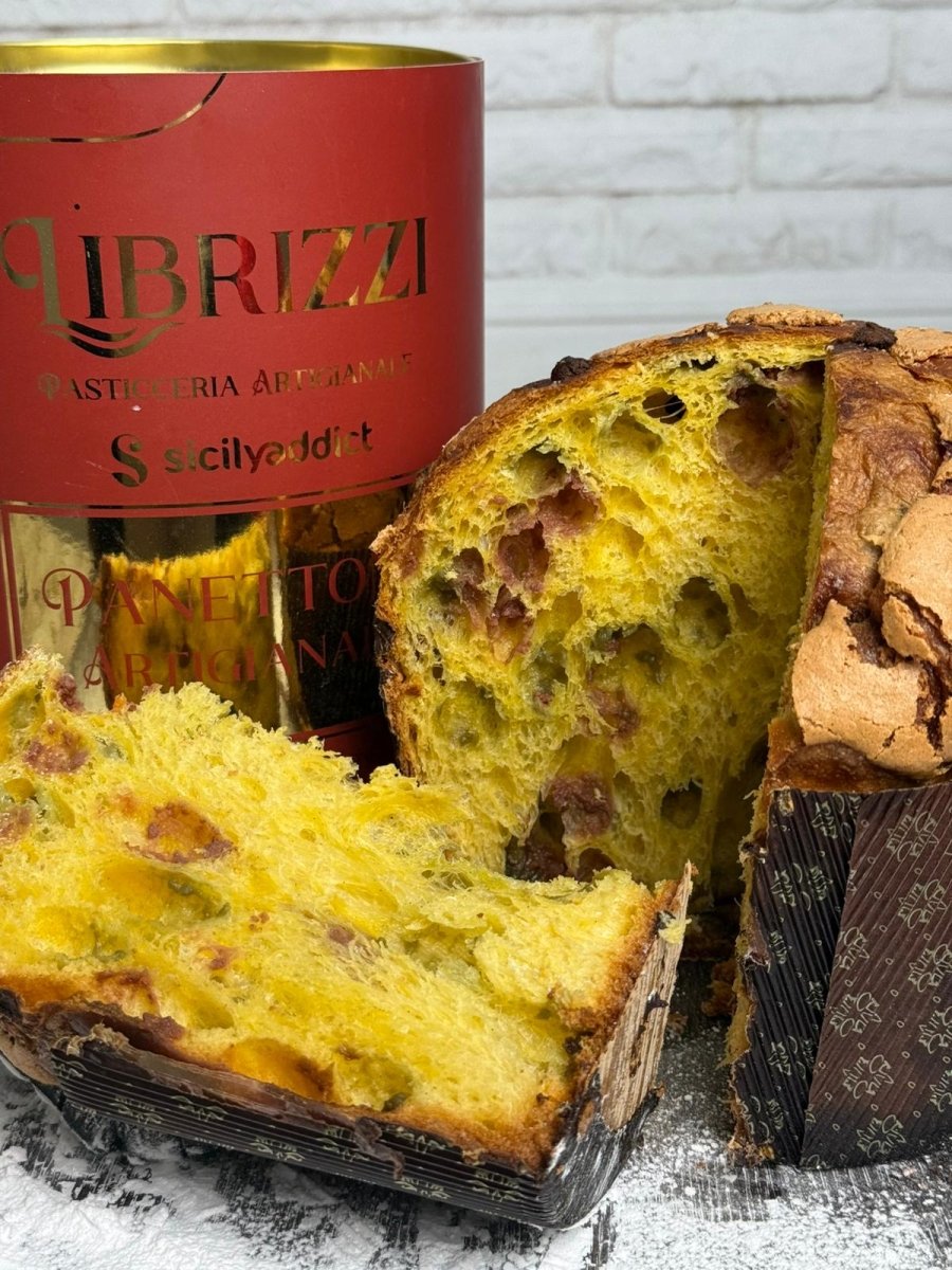 Panettone pistacchio e lamponi Librizzi Deluxe di SicilyAddict, dettaglio di fetta, impasto e confezione
