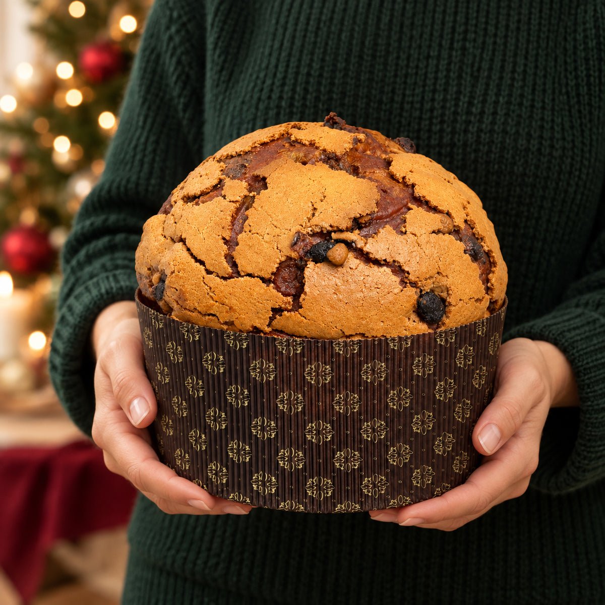 Panettone pistacchio e lamponi Librizzi Deluxe di SicilyAddict, intero tenuto tra le mani
