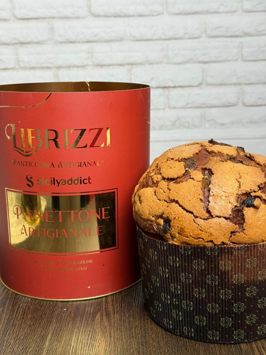 Panettone pistacchio e lamponi Librizzi Deluxe di SicilyAddict, intero con confezione su tavolo di legno