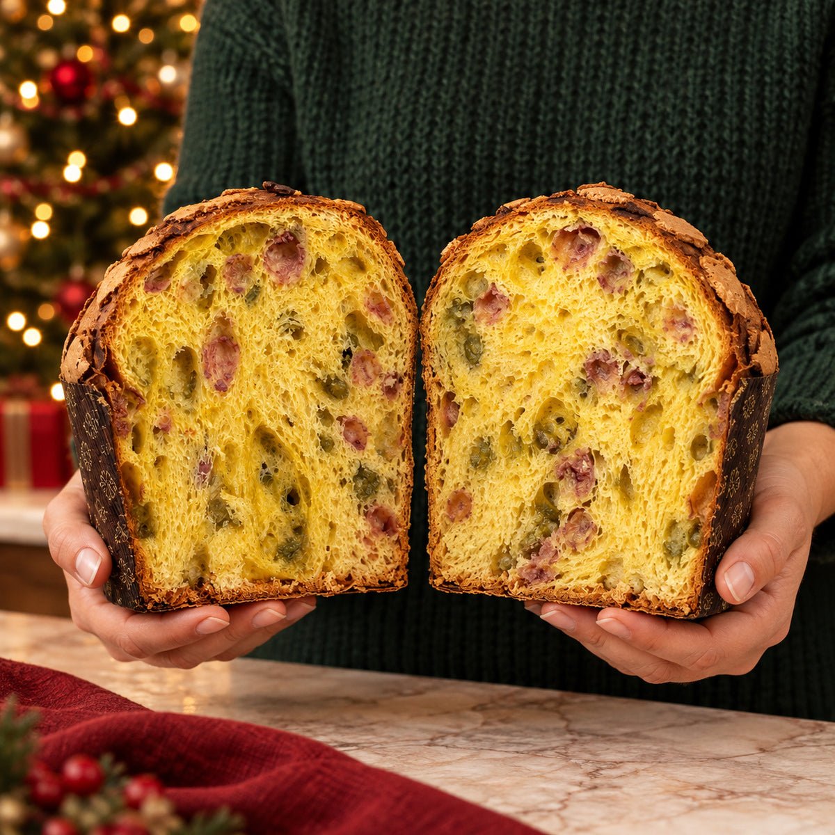 Panettone pistacchio e lamponi Librizzi Deluxe di SicilyAddict, diviso a metà e tenuto tra le mani