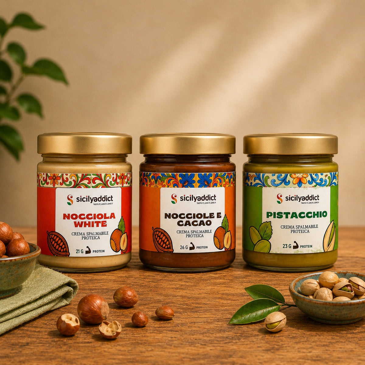 Tris di creme proteiche in barattolo: Nocciola White, Nocciole e Cacao e Pistacchio.
