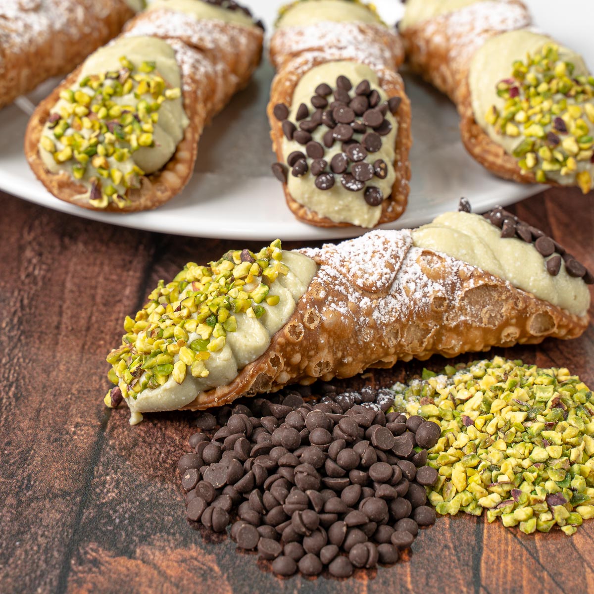 Cannoli-Set mit Pistazien-Schafsricotta