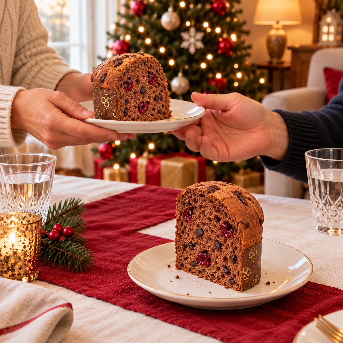 Panettoncino Amarene e cioccolato Fondente servito su una tavola apparecchiata per Natale.