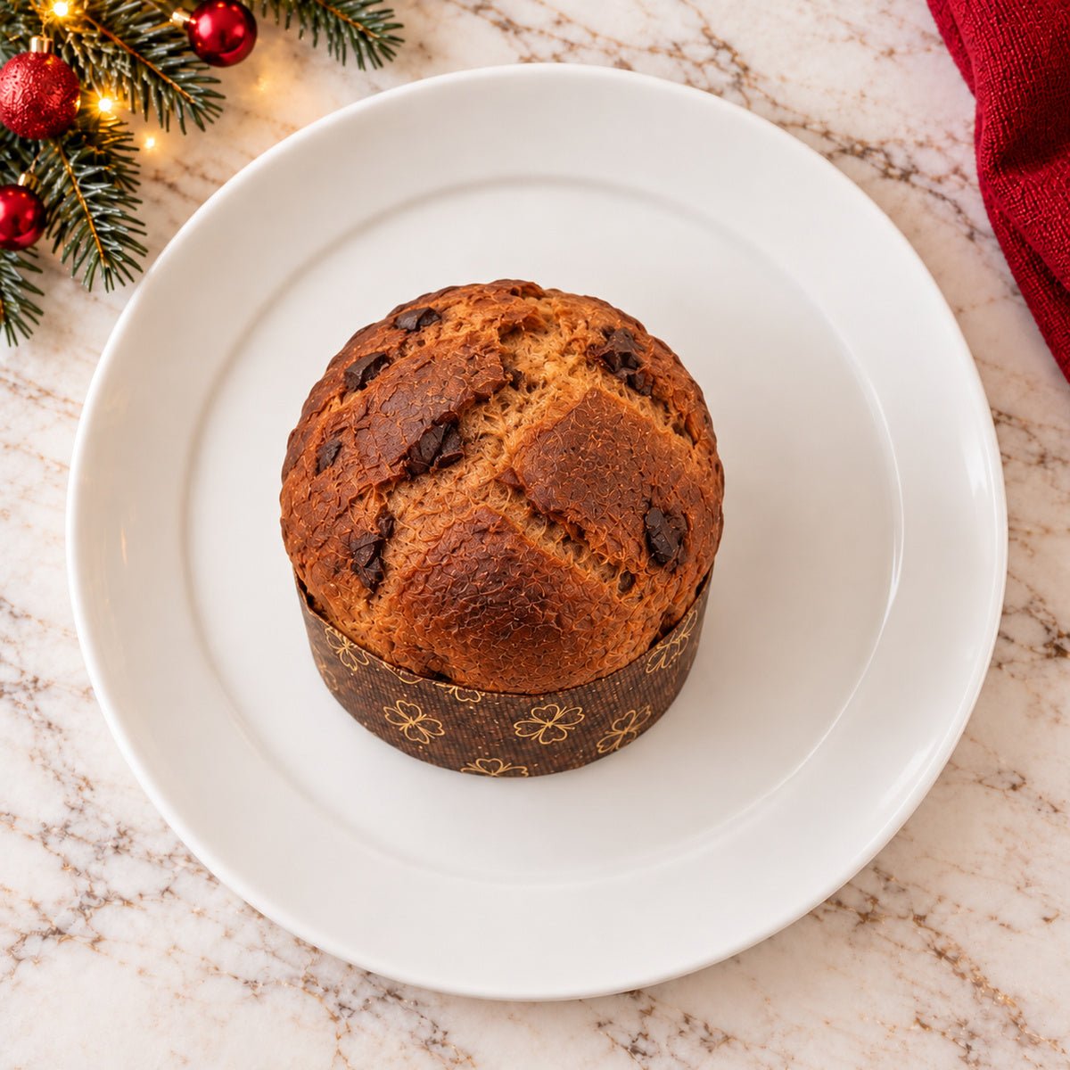 Panettoncino Amarene e cioccolato Fondente visto dall’alto, con la copertura in primo piano.