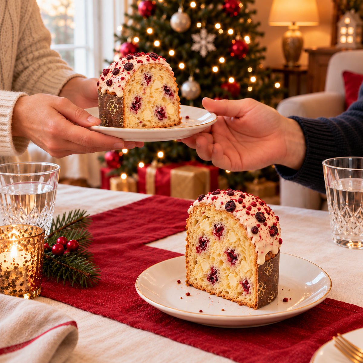 Panettoncino Frutti di Bosco e Cioccolato Bianco servito su una tavola apparecchiata per Natale.