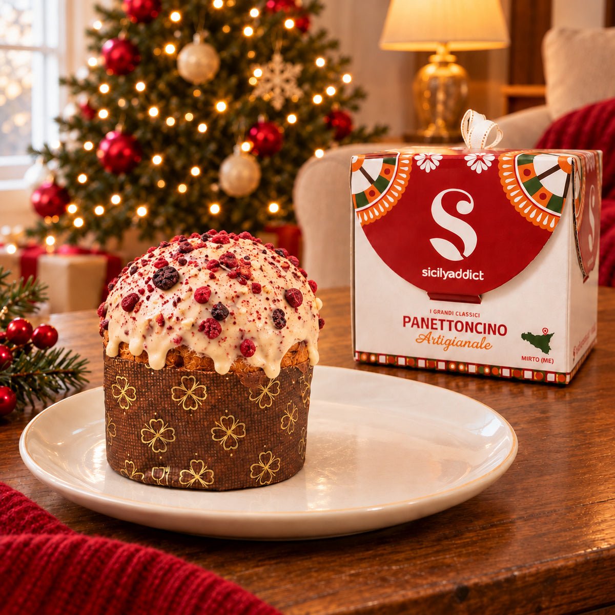 Panettoncino Frutti di Bosco e Cioccolato Bianco accanto alla confezione regalo.