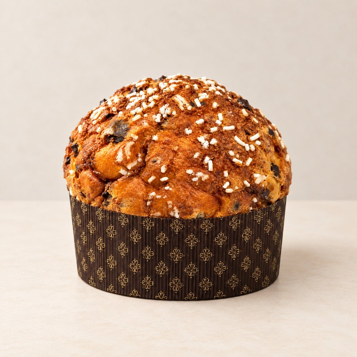 Panettone albicocca e cioccolato Librizzi Deluxe di SicilyAddict, intero su fondo chiaro