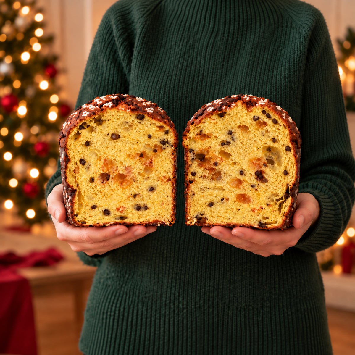 Panettone albicocca e cioccolato Librizzi Deluxe di SicilyAddict, diviso a metà e tenuto tra le mani