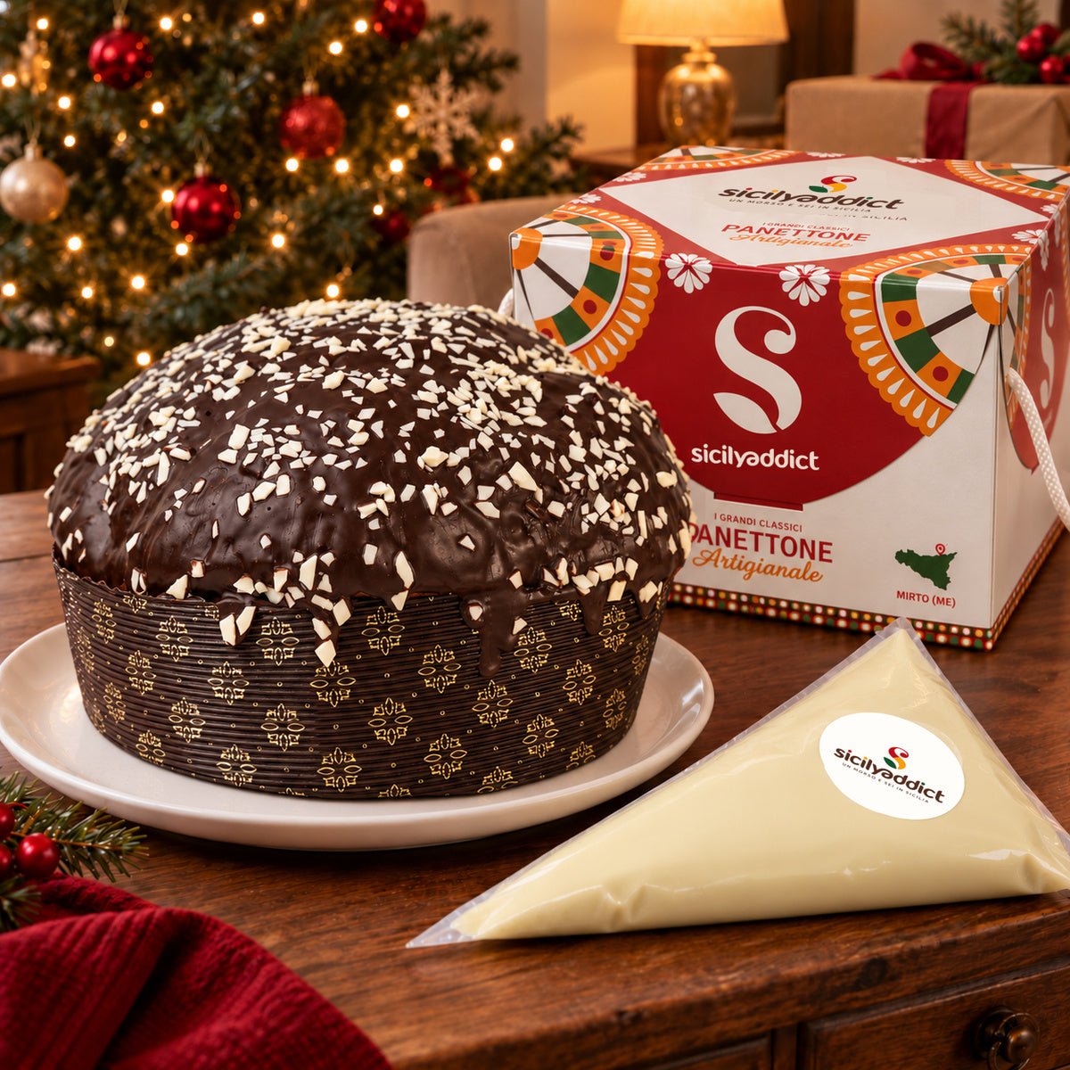 Panettone ai Tre Cioccolati accanto alla confezione regalo e alla crema separata.