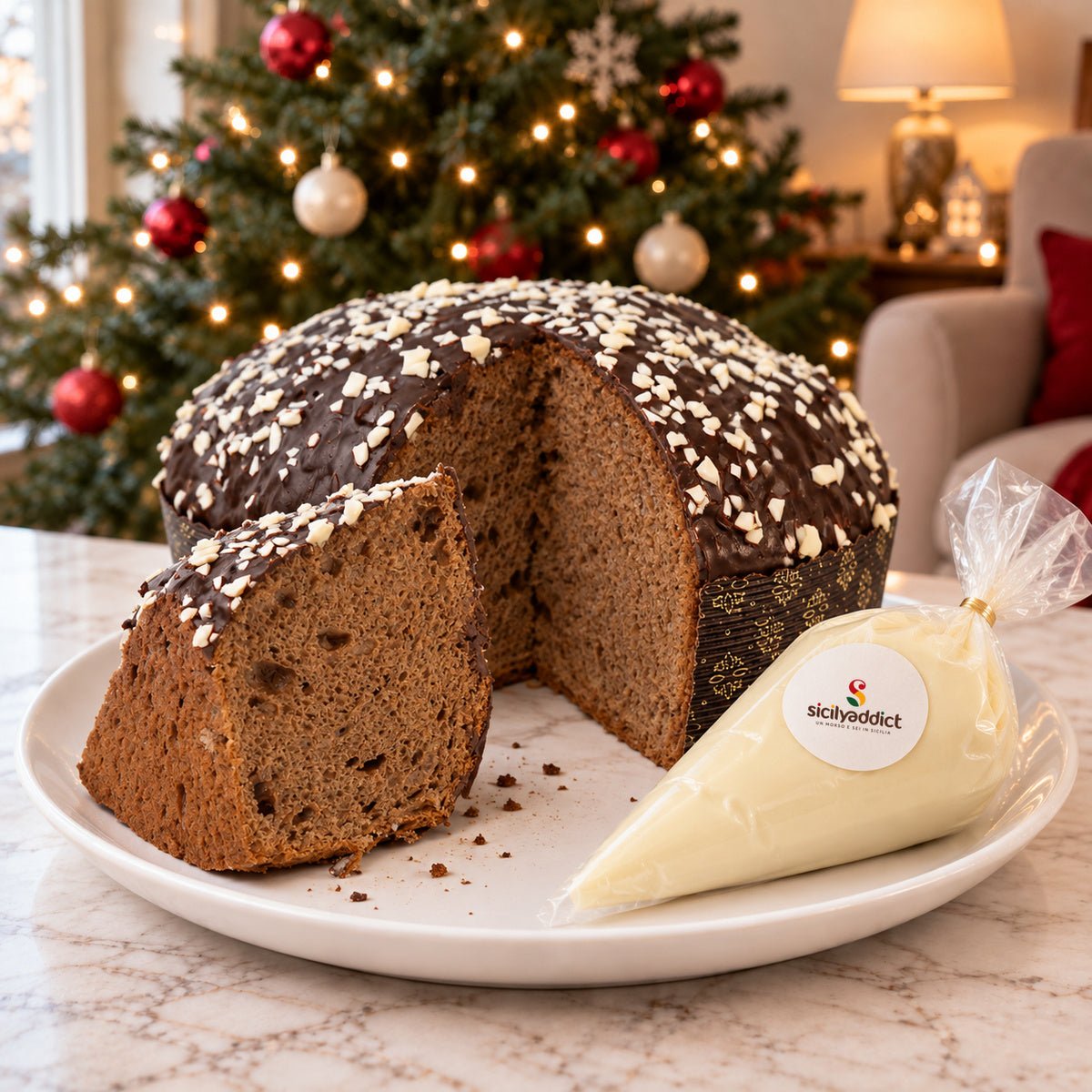 Panettone ai Tre Cioccolati tagliato per mostrare l’interno dell’impasto.