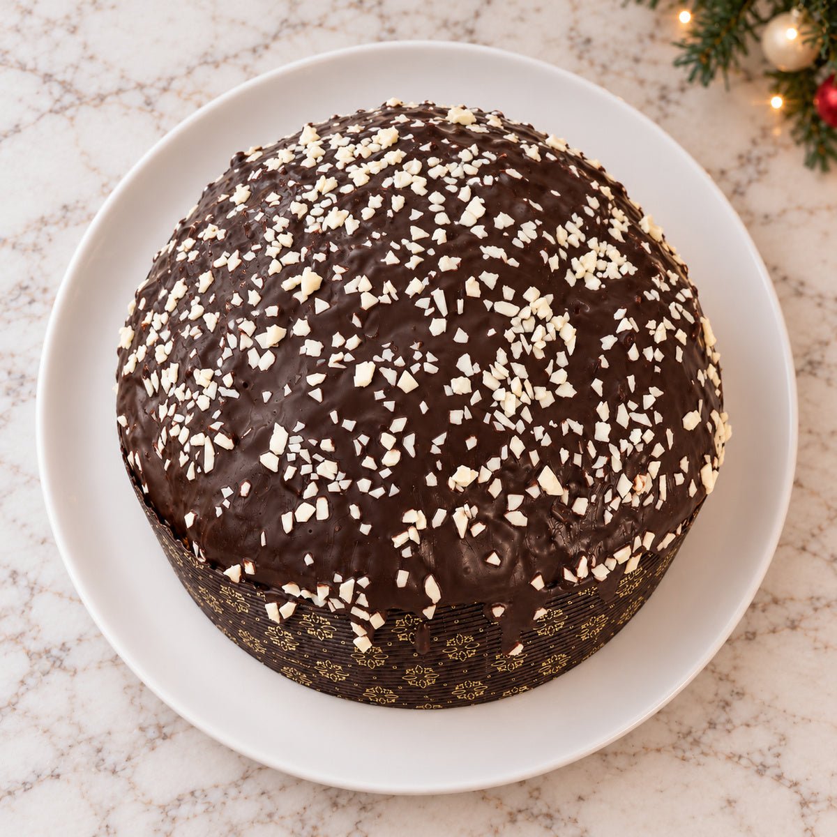 Panettone ai Tre Cioccolati visto dall’alto, con la copertura in primo piano.