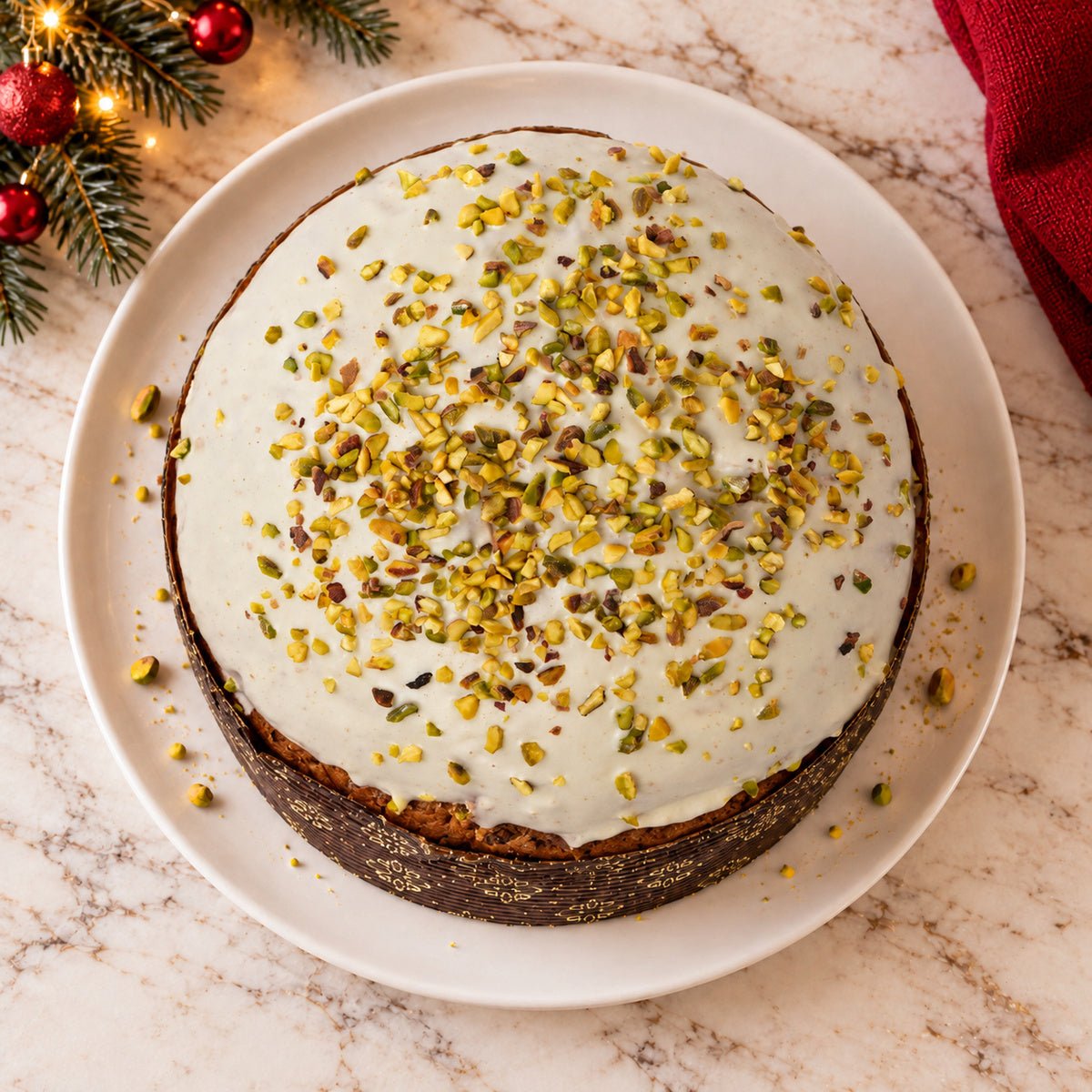 Panettone al cioccolato e pistacchio Ciokopistacchio visto dall’alto, con la copertura in primo piano.