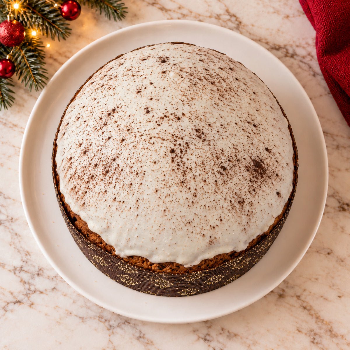 Panettone al Tiramisu' visto dall’alto, con la copertura in primo piano.