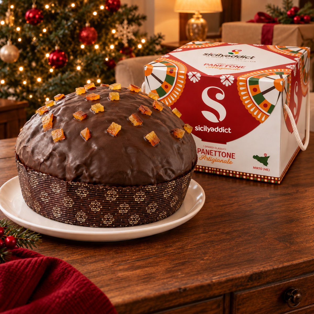 Panettone Arance Candite e Cioccolato Fondente accanto alla confezione regalo.