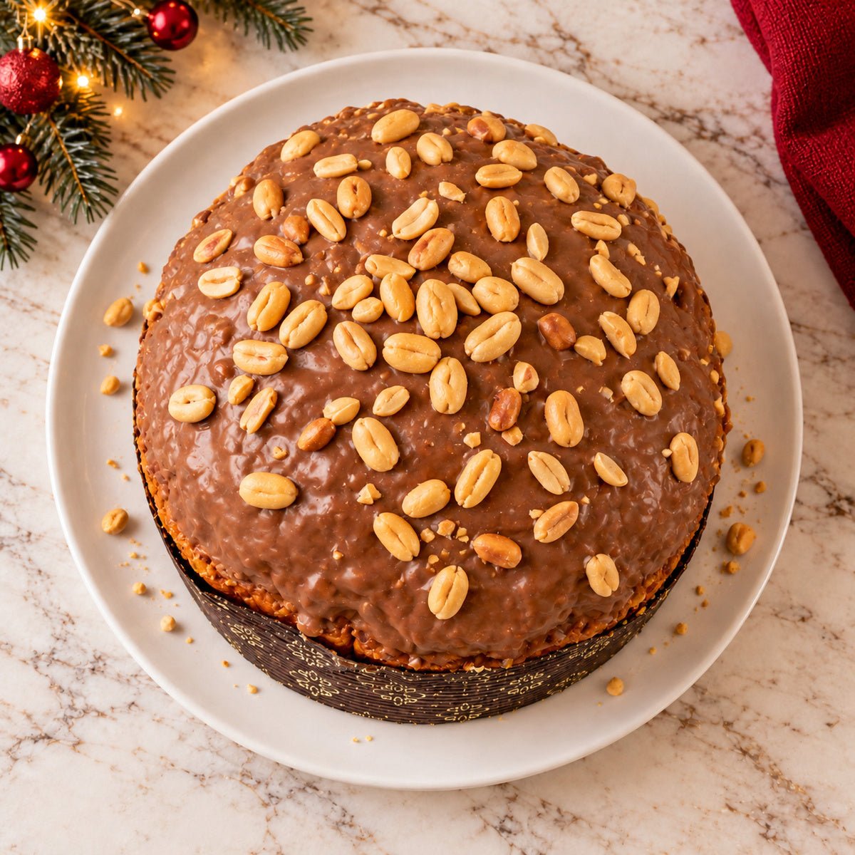 Panettone Caramello, Cioccolato e Arachidi visto dall’alto, con la copertura in primo piano.