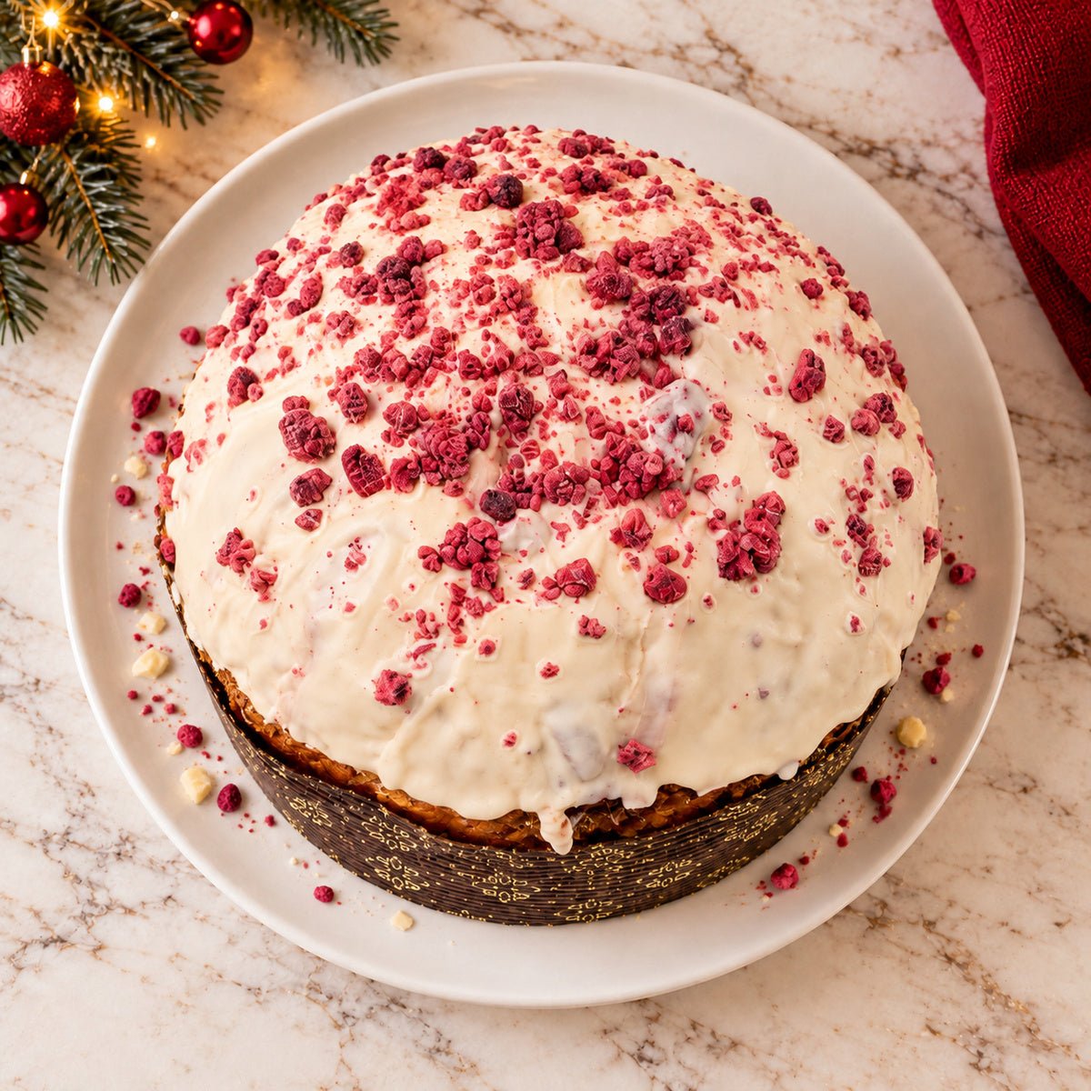 Panettone Frutti di Bosco e Cioccolato Bianco visto dall’alto, con la copertura in primo piano.