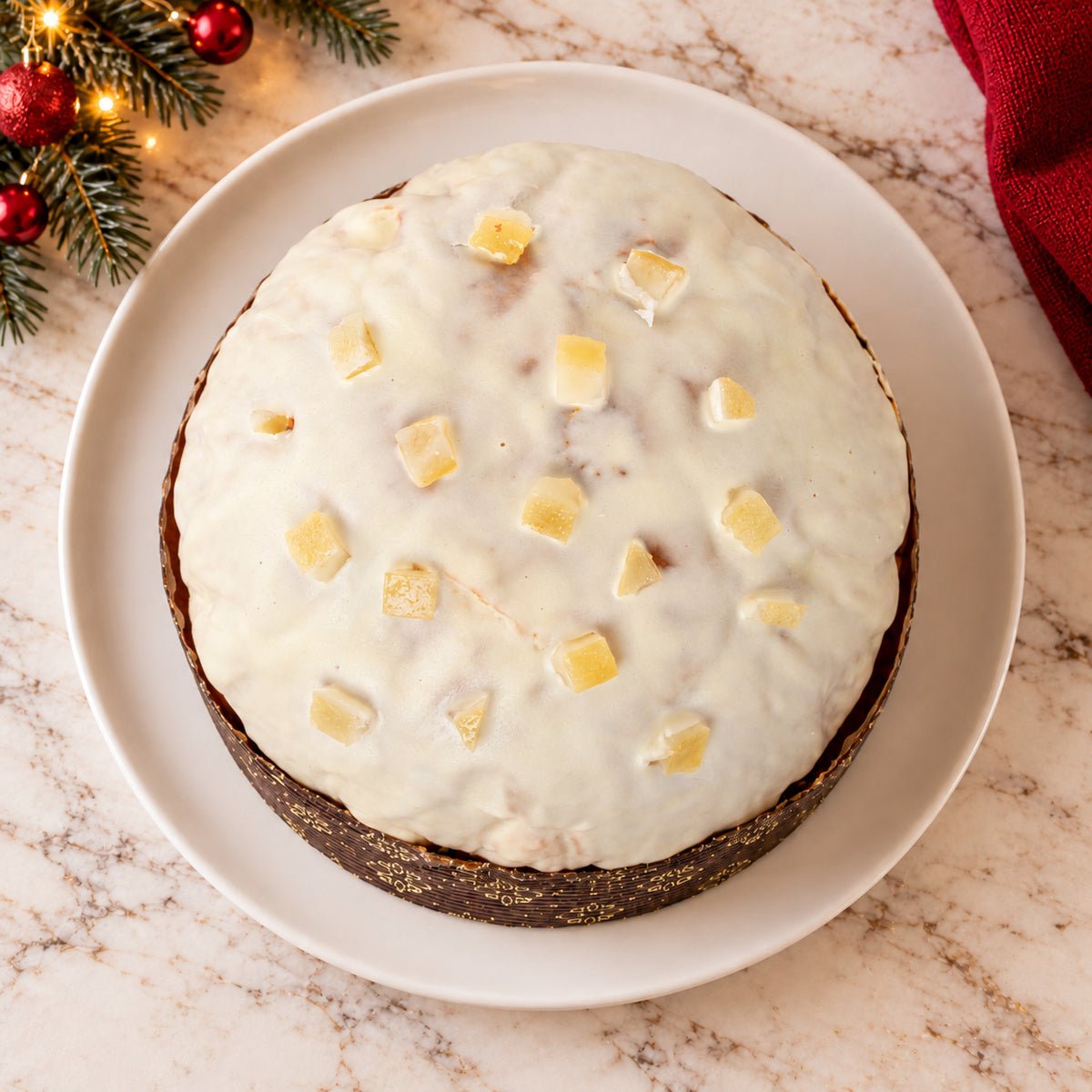 Panettone Limone e Cioccolato Bianco visto dall’alto, con la copertura in primo piano.