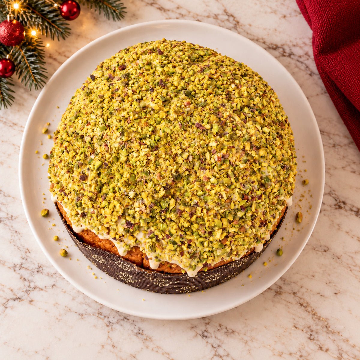 Panettone Pistacchio e Gocce di Cioccolato Bianco visto dall’alto, con la copertura in primo piano.