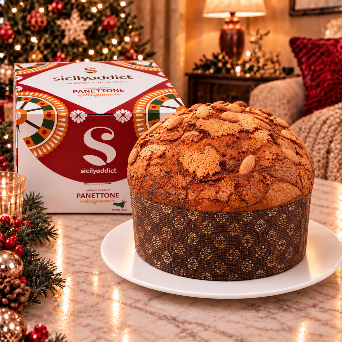 Panettone artigianale Mele e Cannella con glassa mandorlata accanto alla confezione SicilyAddict