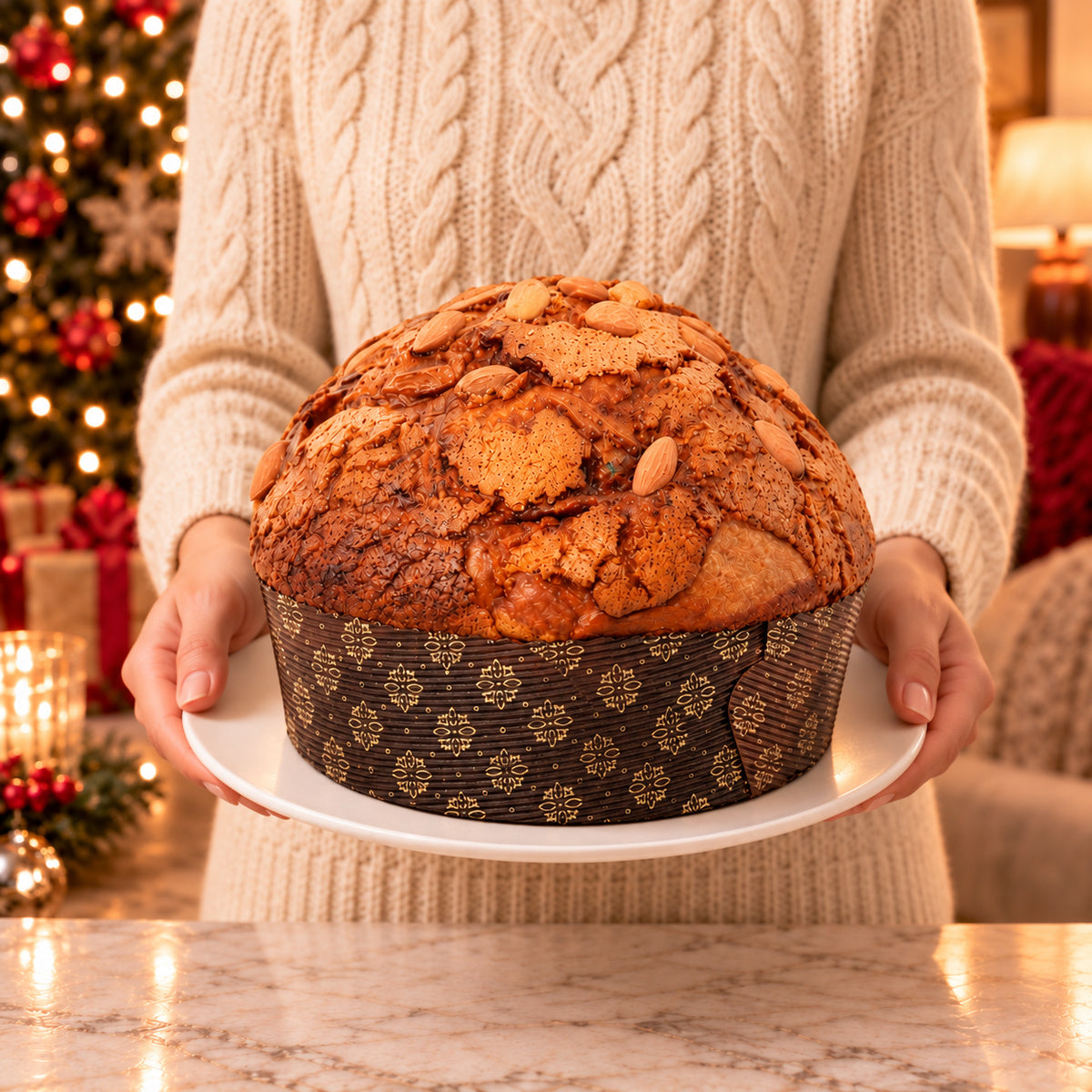 Panettone artigianale Mele e Cannella con glassa mandorlata, presentato su un piatto tenuto tra le mani