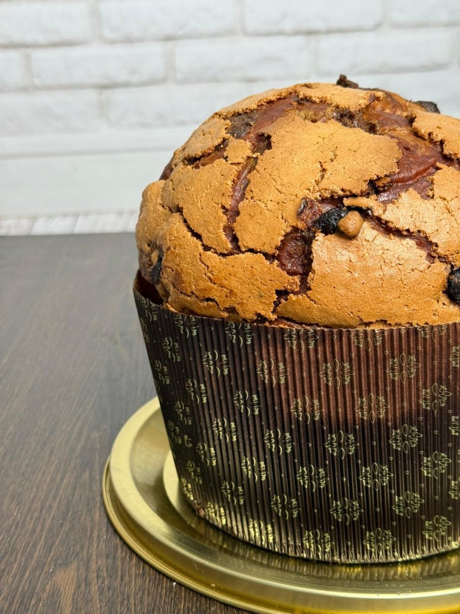 Panettone pistacchio e lamponi Librizzi Deluxe di SicilyAddict, intero su vassoio dorato