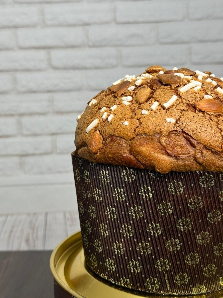 Panettone tradizionale Librizzi Deluxe di SicilyAddict, intero su vassoio dorato