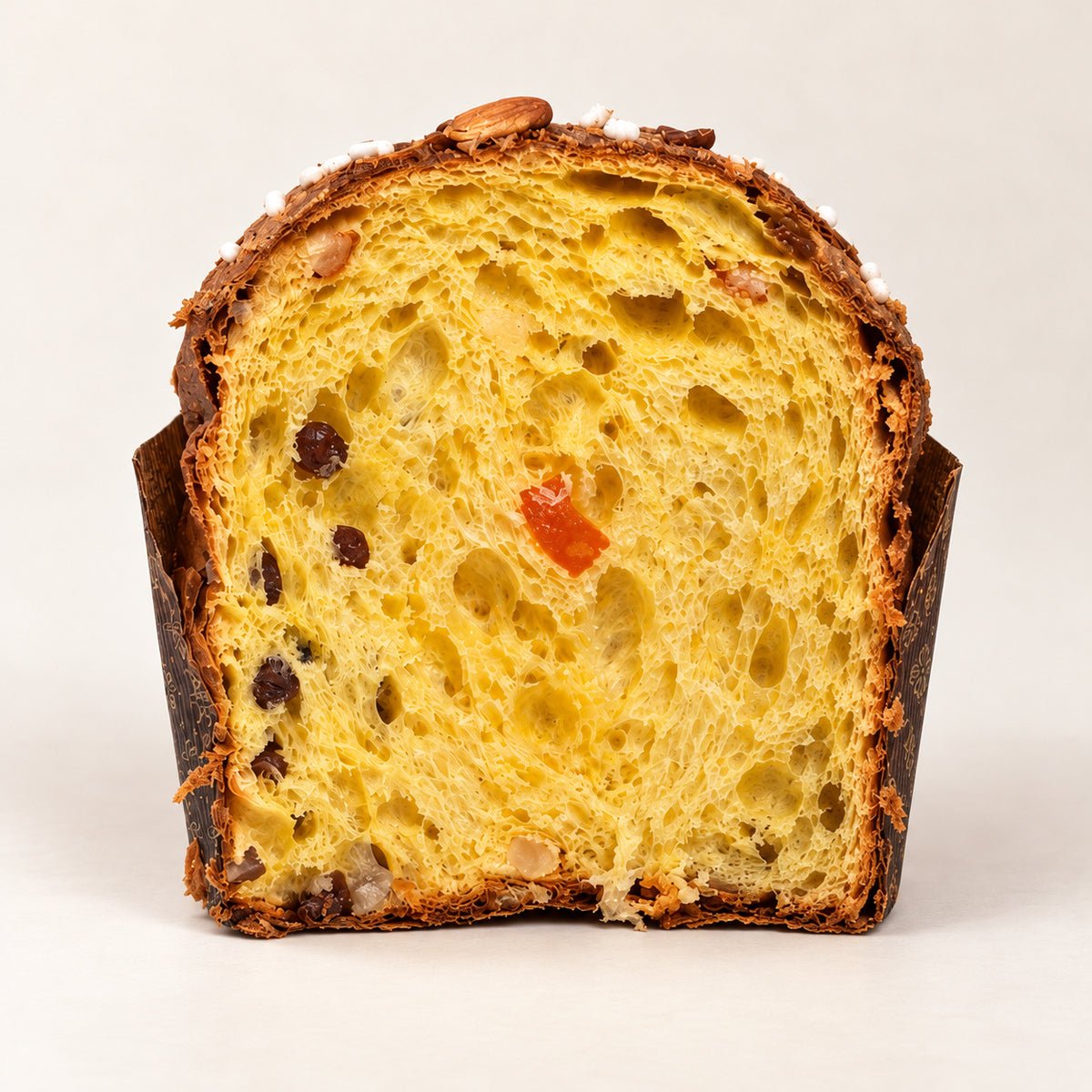 Panettone tradizionale Librizzi Deluxe di SicilyAddict, dettaglio della sezione con uvetta e canditi