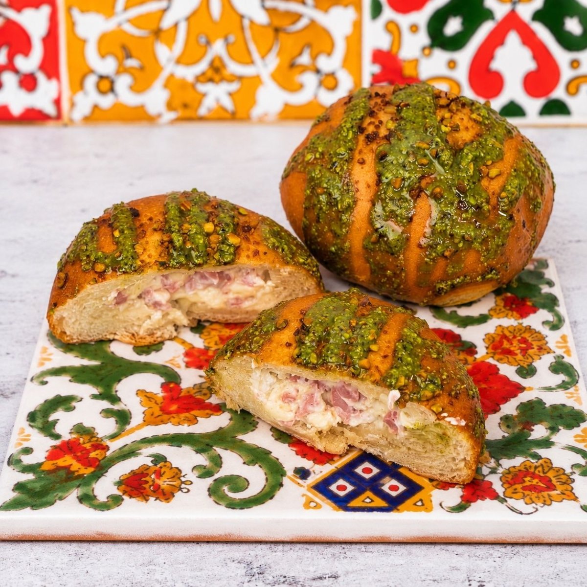 Sizilianisches Rollò mit Mortadella & Pistazie